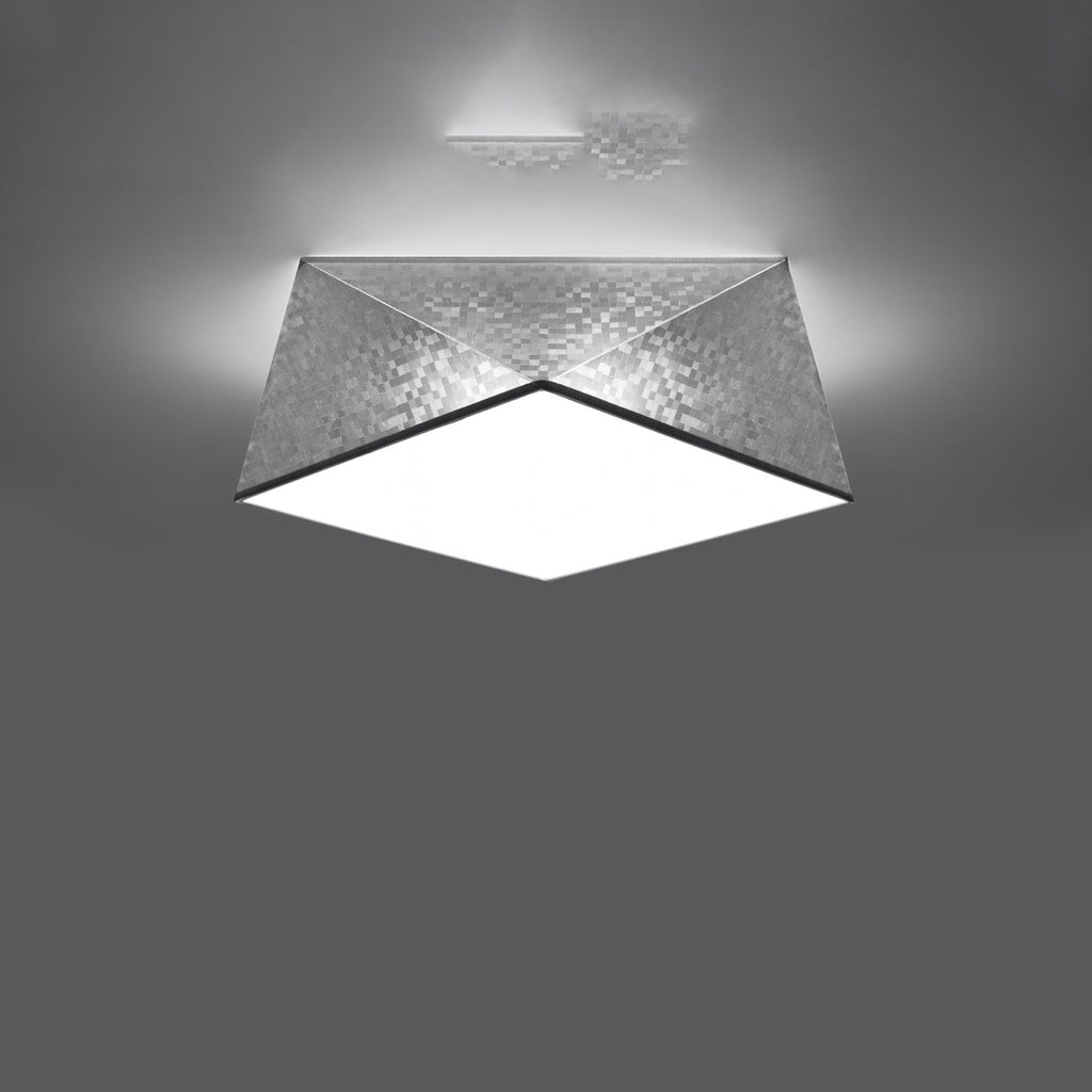 Plafonnier Hexa 35 en finition argent mosaïque, forme diamant facetté, vue de dessous et diffuseur