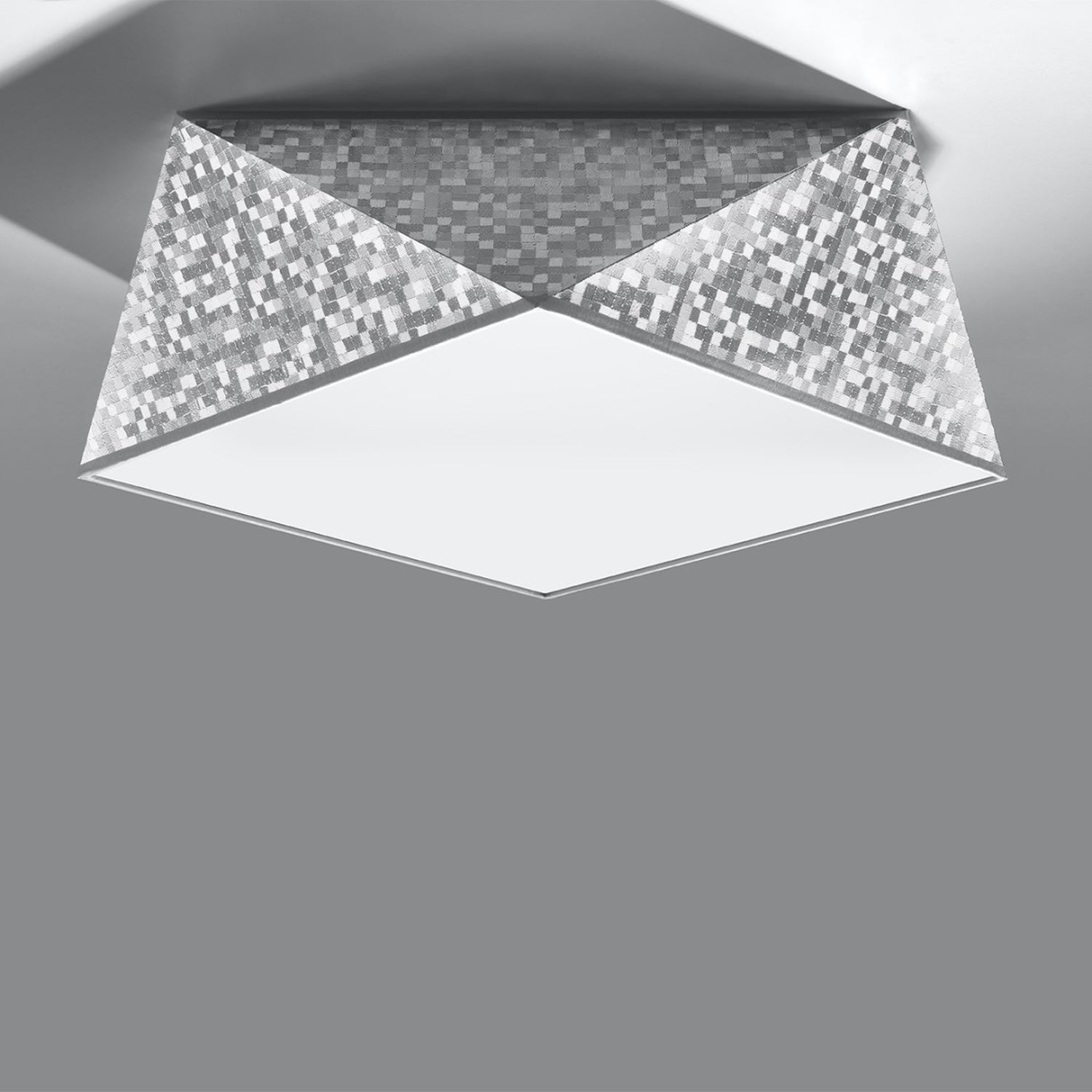 Plafonnier Hexa 35 en finition argent mosaïque, forme diamant facetté, vue de profil