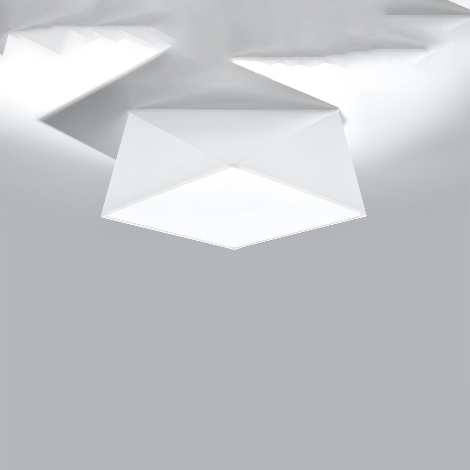 Plafonnier Hexa 35 blanc, forme diamant facetté, vue de profil