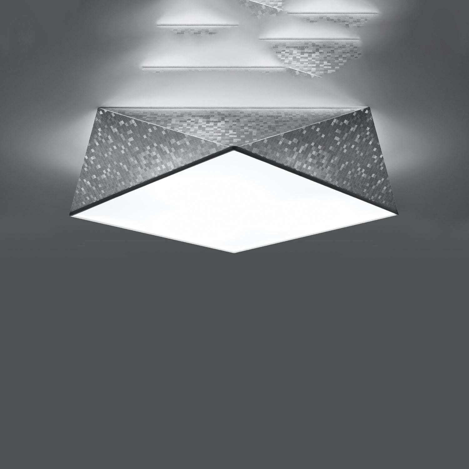 Plafonnier Hexa 45 en finition argent mosaïque, forme diamant facetté, vue de dessous et diffuseur