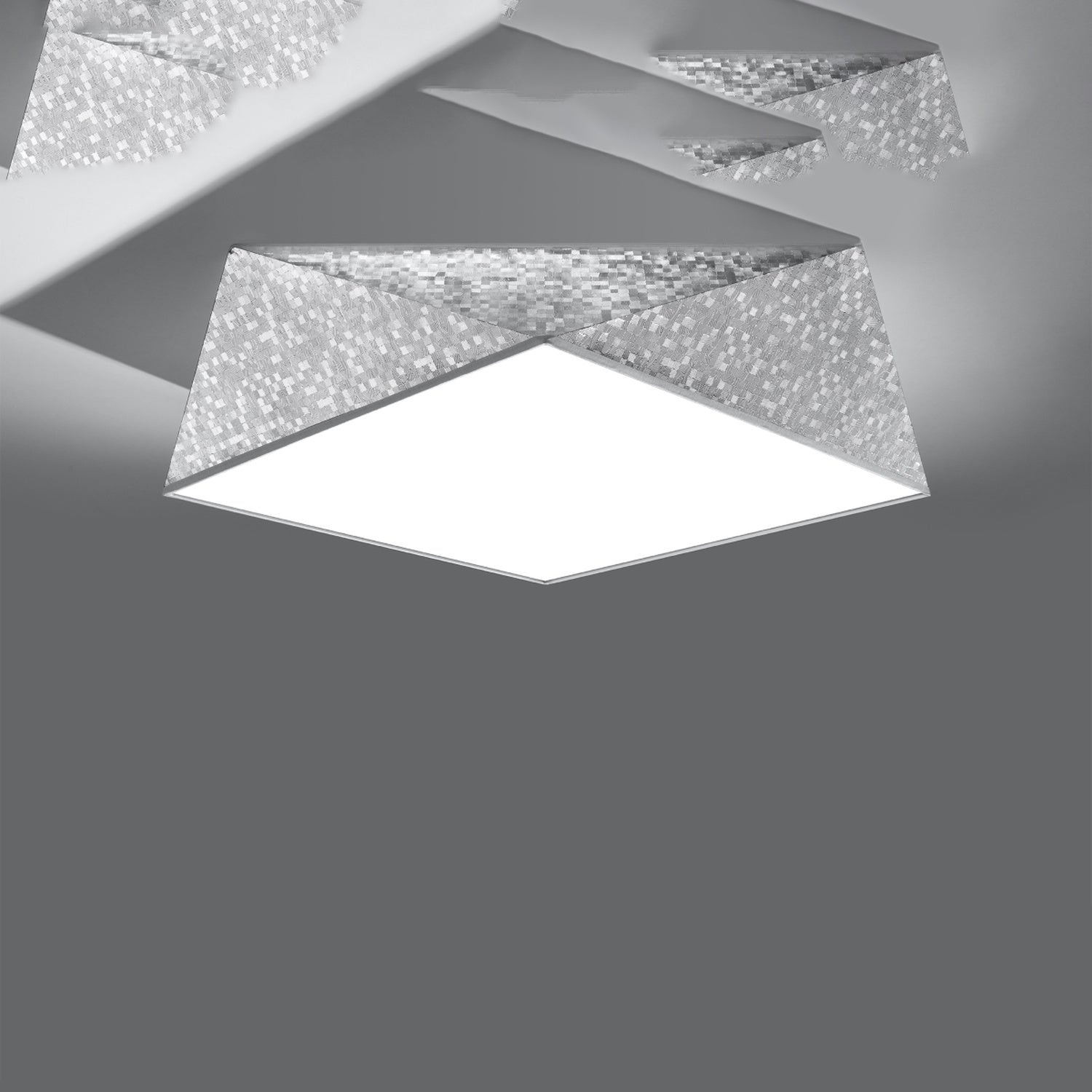 Plafonnier Hexa 45 en finition argent mosaïque, forme diamant facetté, vue de profil