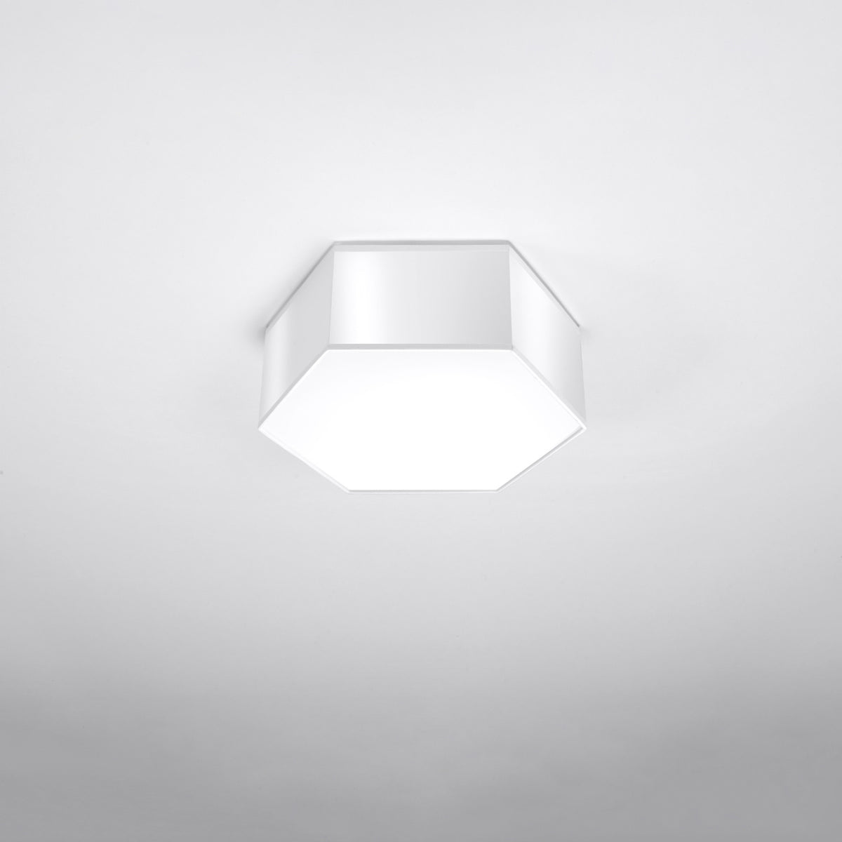 Plafonnier Sunde PVC blanc hauteur 115 mm fixé au plafond éteint vue de trois quarts