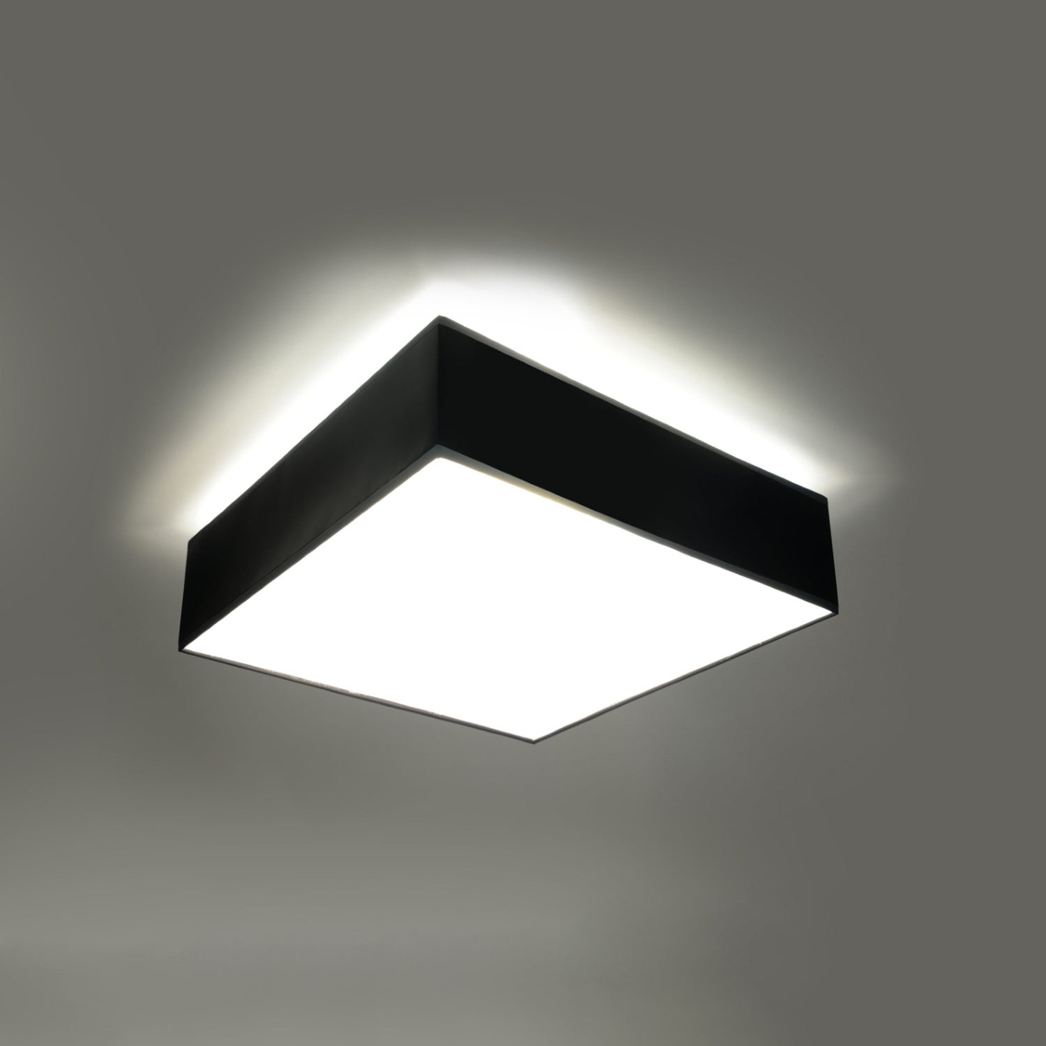 Plafonnier Horus 35 noir allumé, lumière diffuse vers le bas