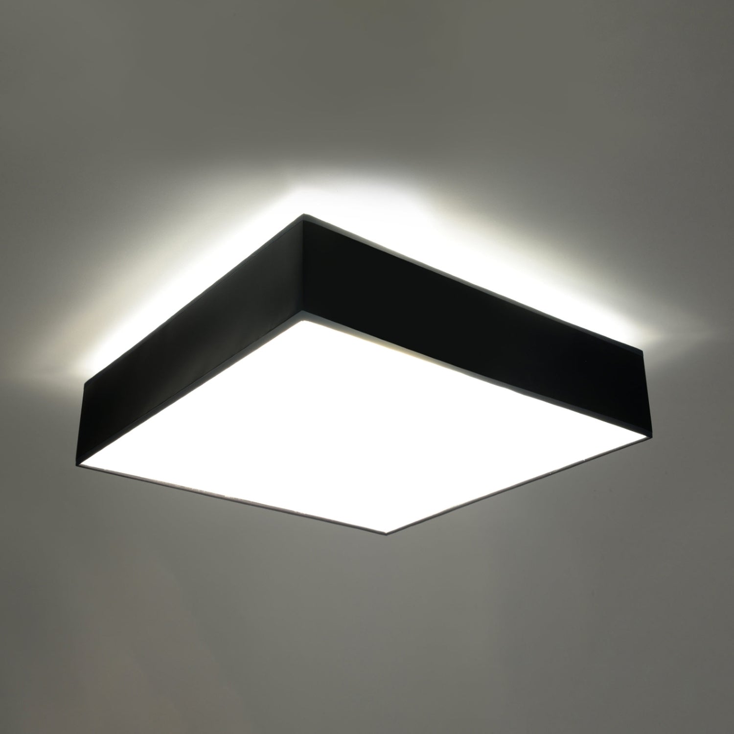 Plafonnier Horus 45 noir allumé, lumière diffuse vers le bas