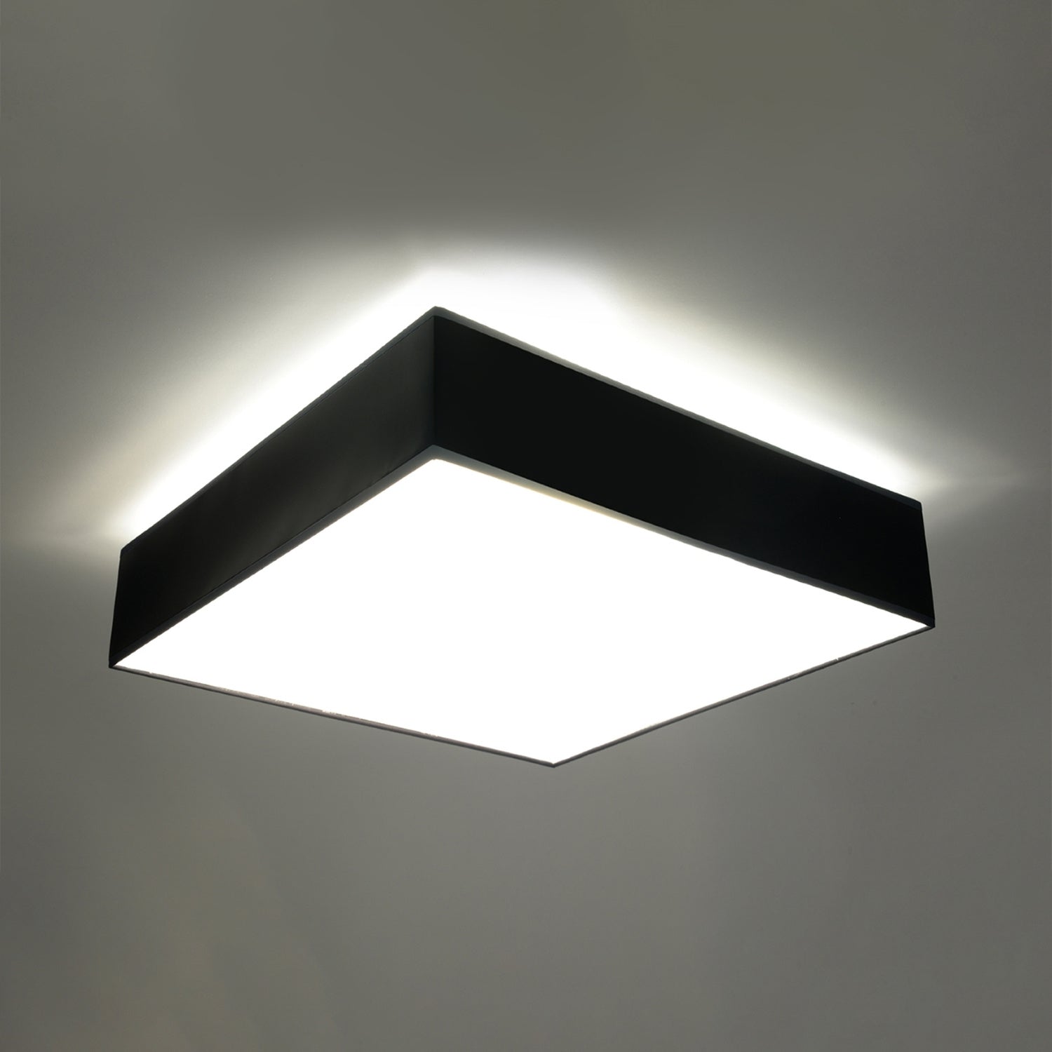 Plafonnier Horus 55 noir allumé, lumière diffuse