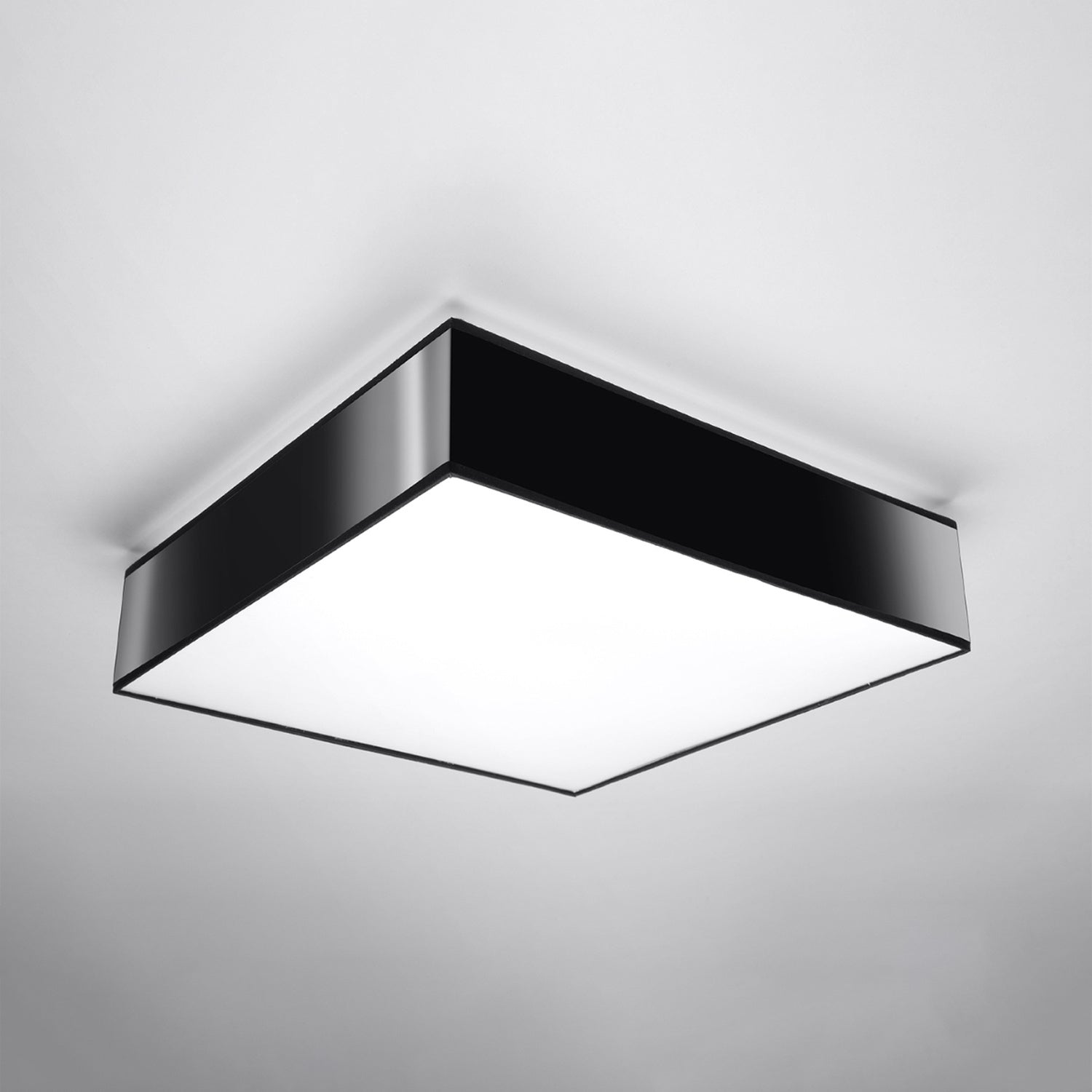 Plafonnier Horus 55 noir, détail de la coque laquée