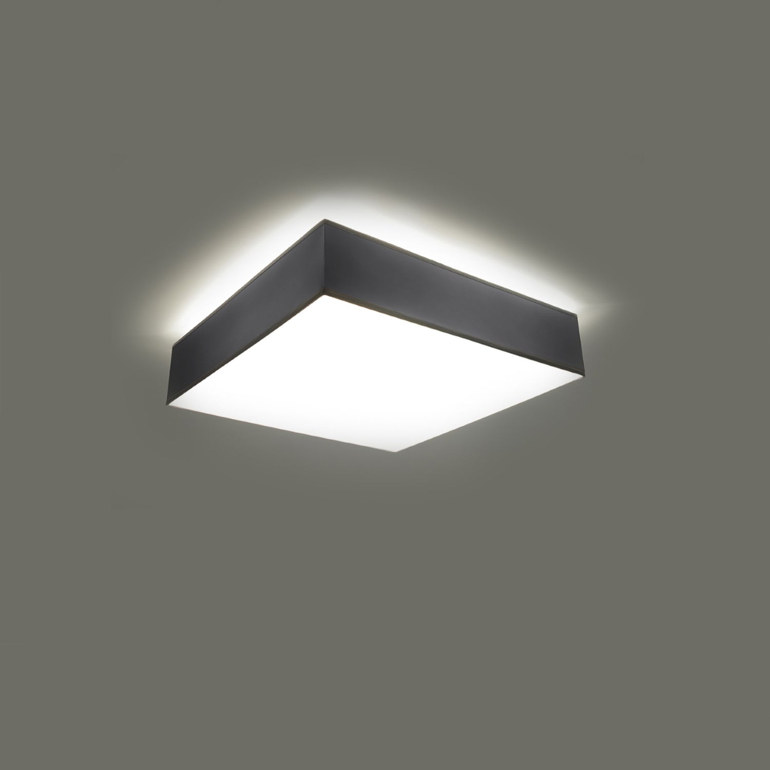 Plafonnier Horus gris allumé, lumière diffuse vers le bas