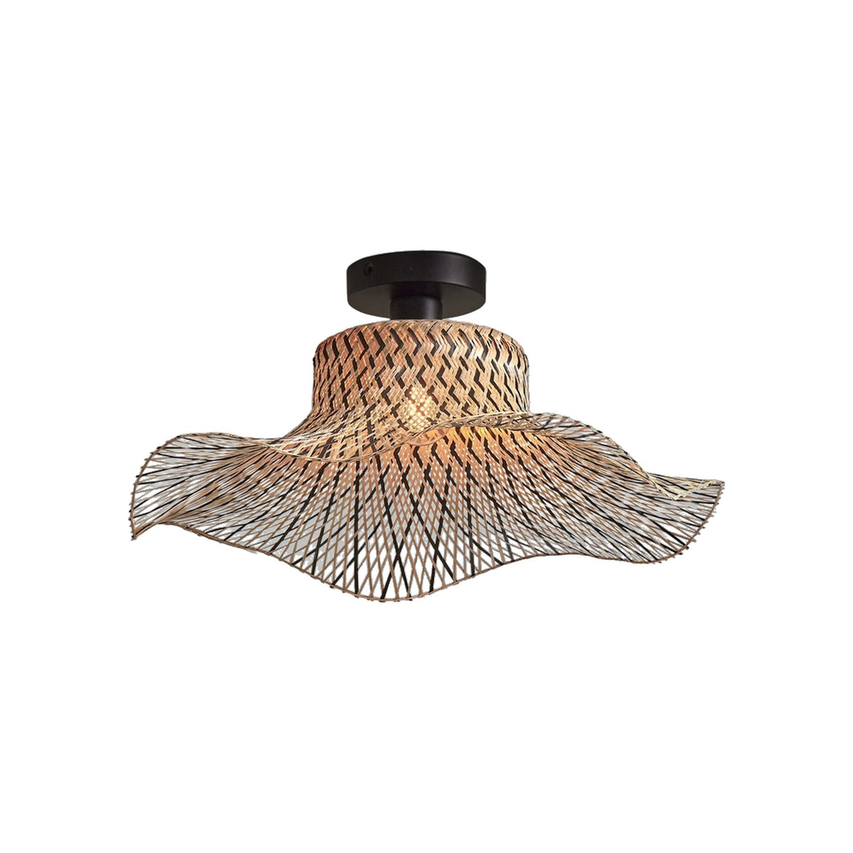 Plafonnier Ibiza bambou bicolore 50 cm allumé abat-jour tressé à bords ondulés vu de trois quarts