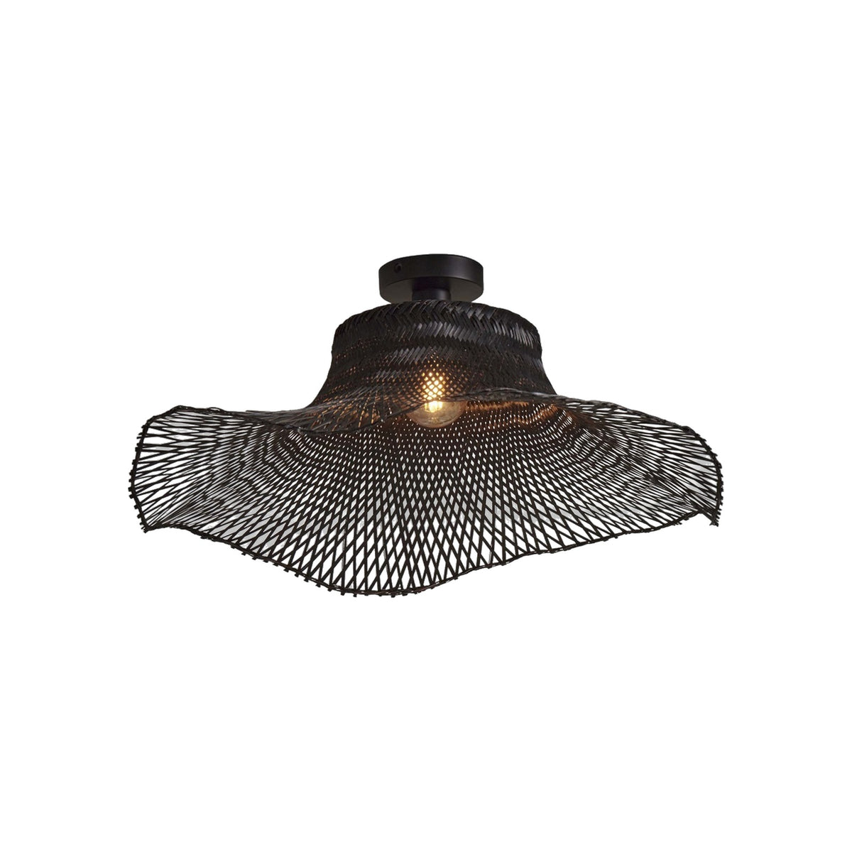 Plafonnier Ibiza bambou noir 65 cm allumé large abat-jour tressé à bords ondulés vu de trois quarts