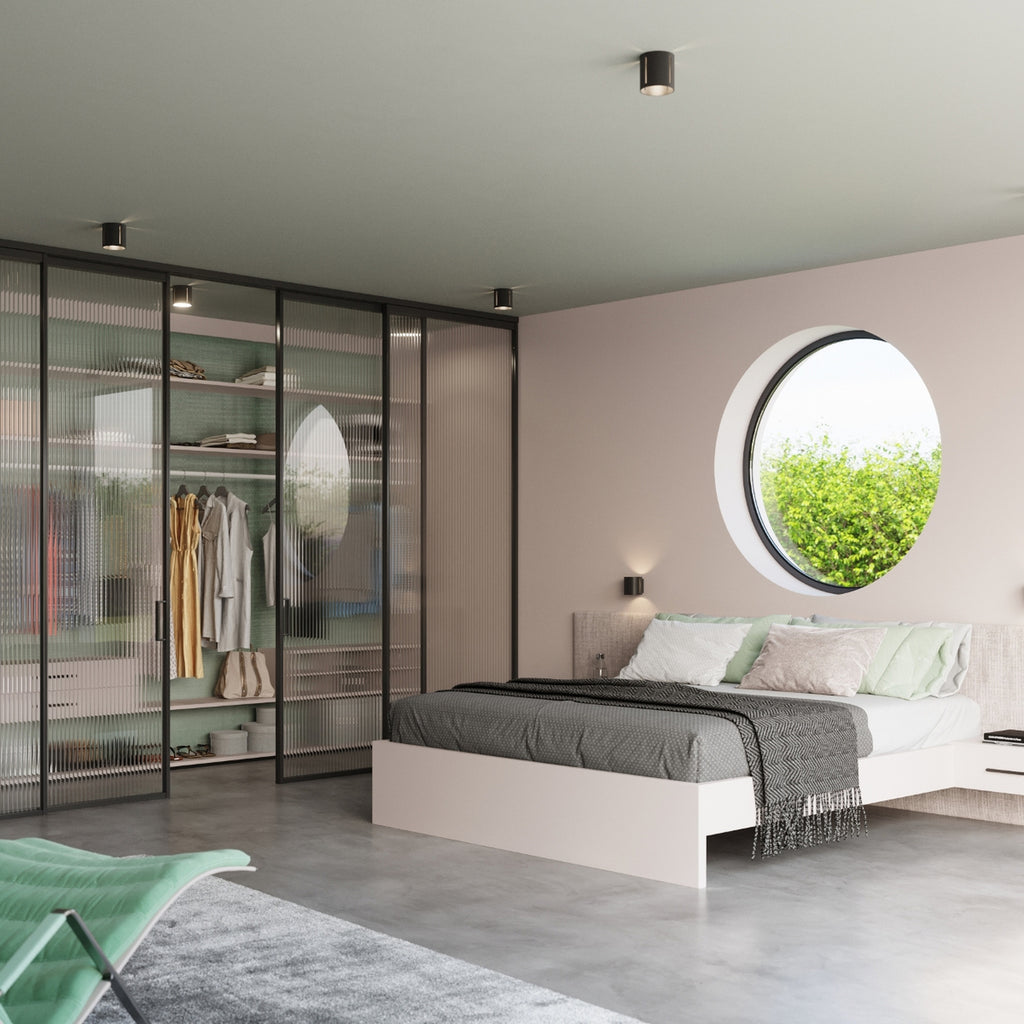 Plafonnier Inez noir allumé dans un intérieur moderne, lumière par les fentes