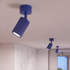 Plafonnier Karbon 1 spot cannelé bleu outremer dans un intérieur