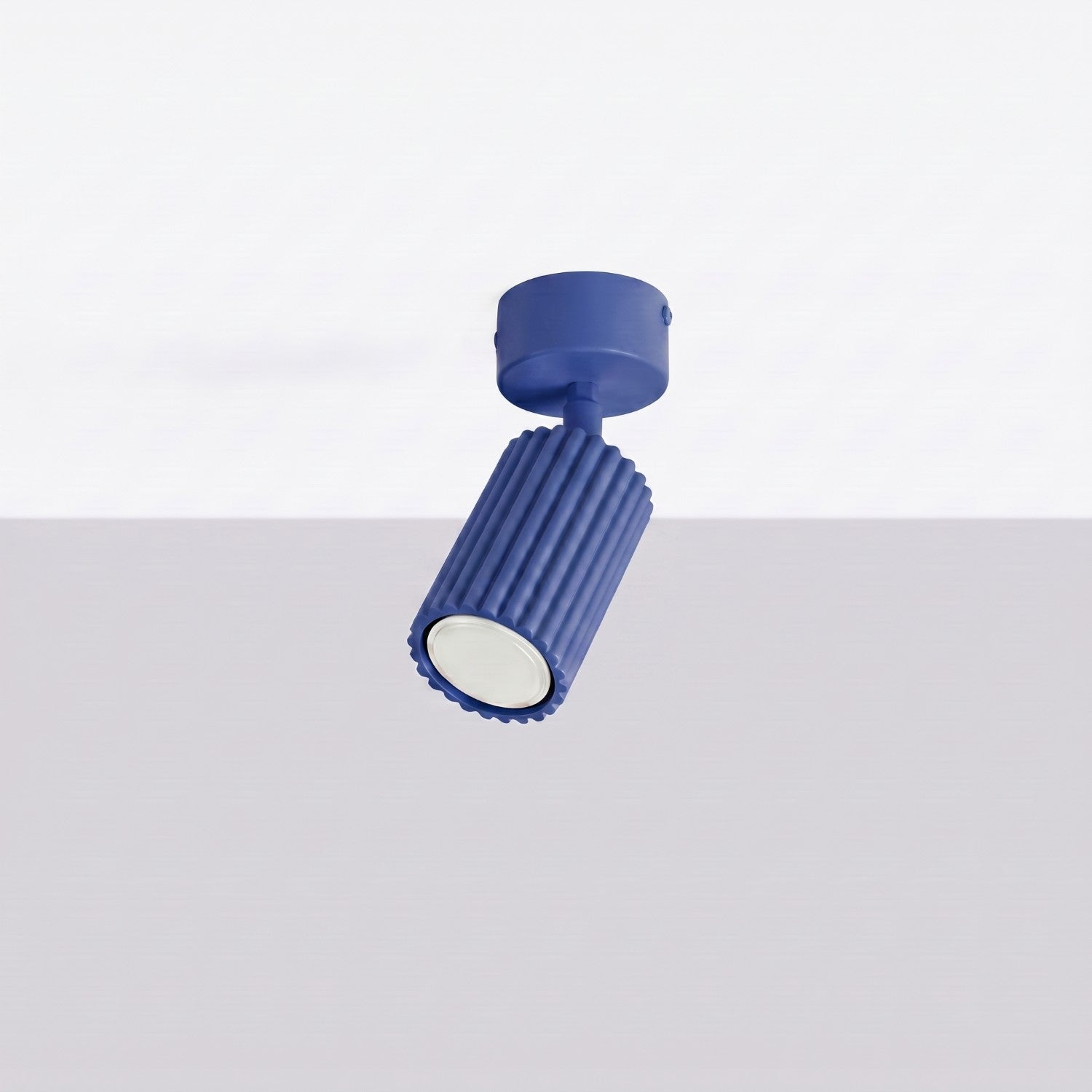Plafonnier Karbon 1 spot cannelé bleu outremer installé au plafond