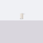 Plafonnier Karbon 10 tube cannelé beige installé au plafond
