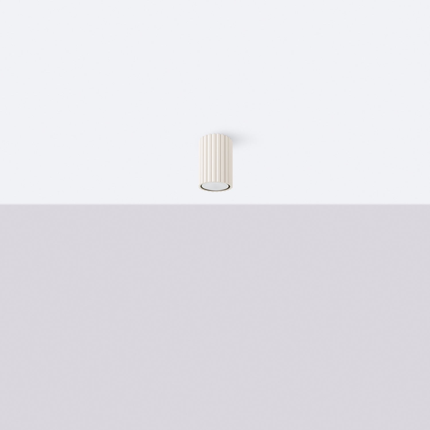 Plafonnier Karbon 10 tube cannelé beige installé au plafond