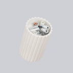 Plafonnier Karbon 10 tube cannelé beige vu de trois quarts