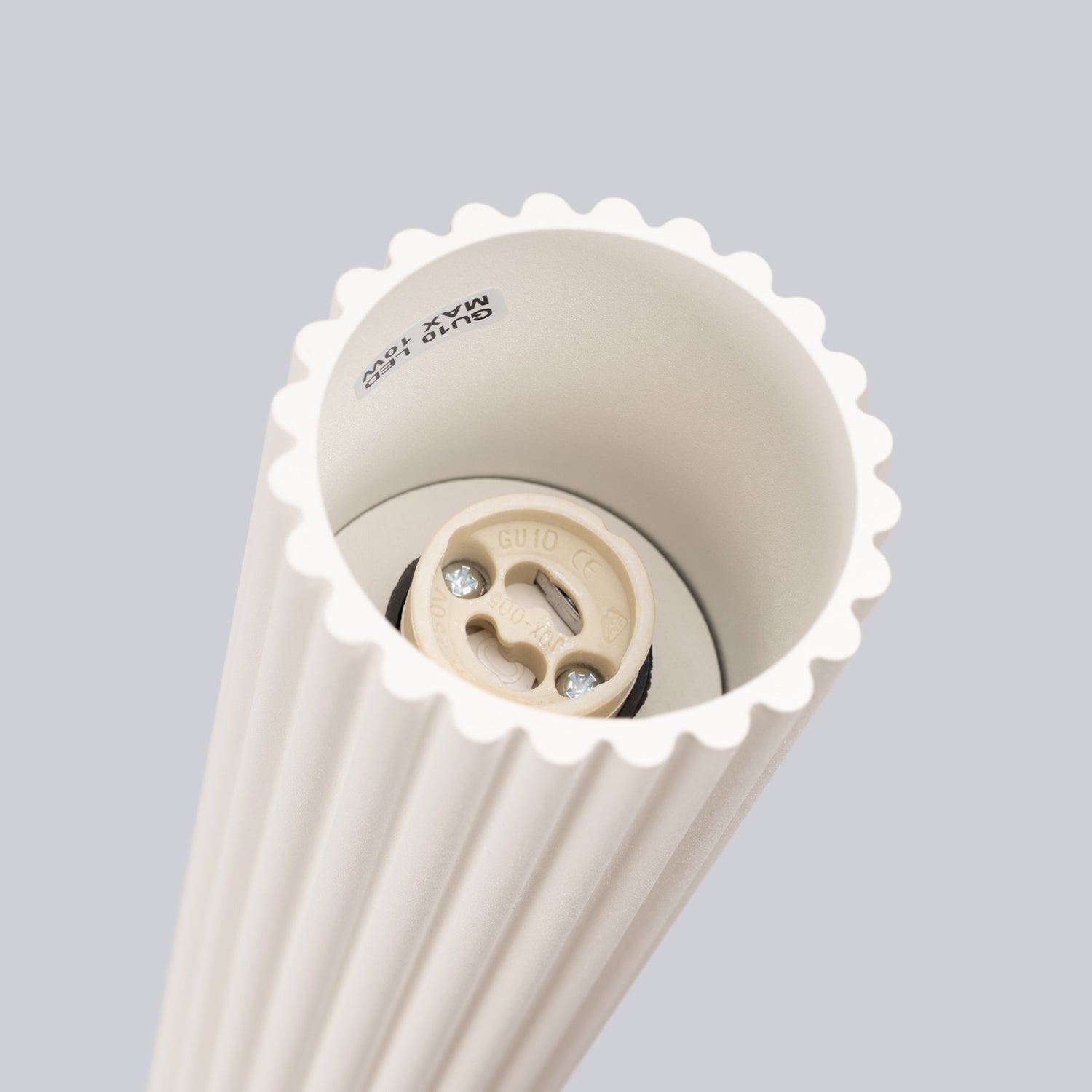 Détail des cannelures du plafonnier Karbon 10 beige