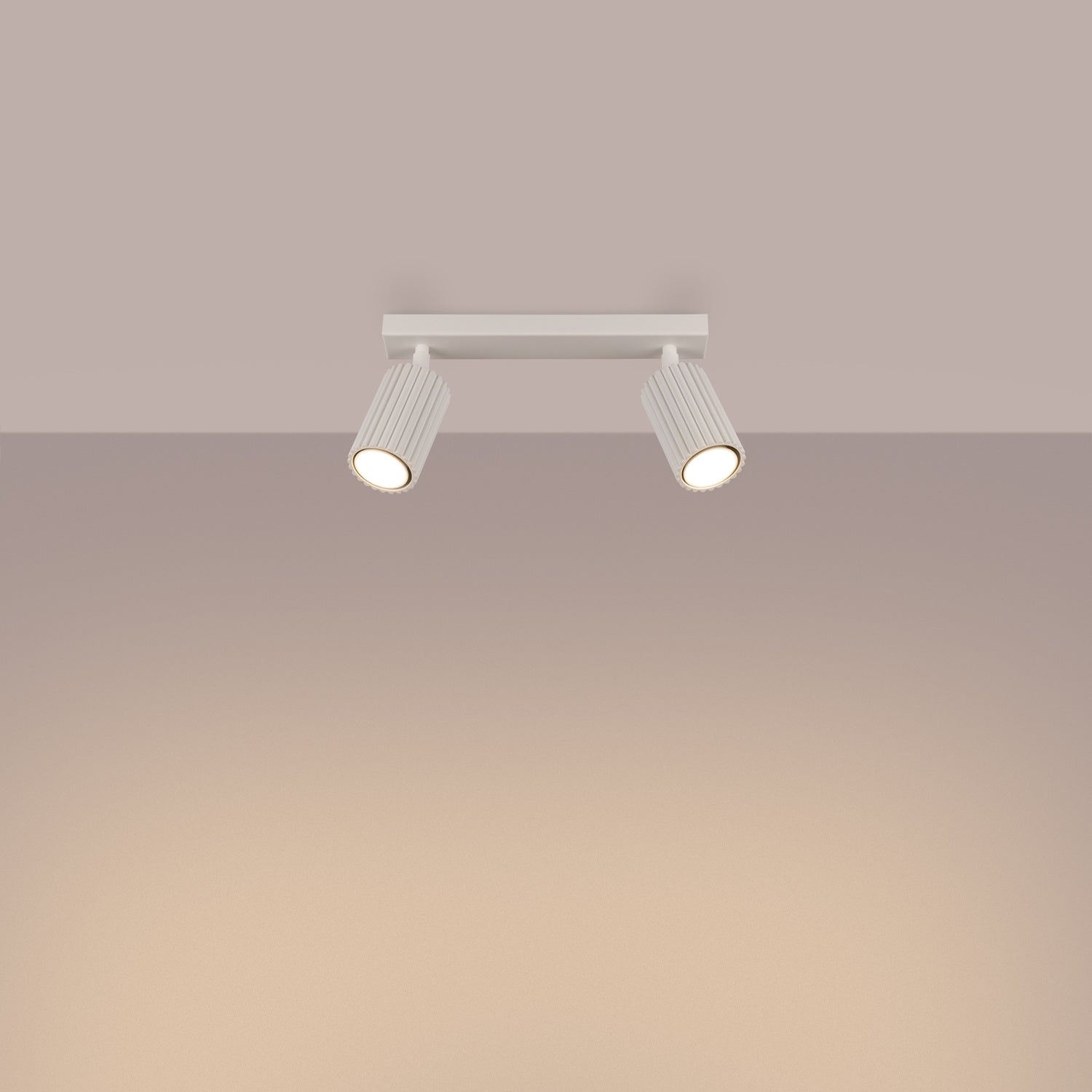 Plafonnier Karbon 2 spots barre beige allumé, deux faisceaux orientés