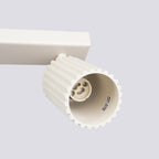 Plafonnier Karbon 2 spots barre beige, vue rapprochée