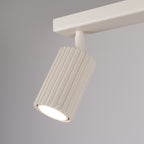 Plafonnier Karbon 2 spots barre beige dans un intérieur