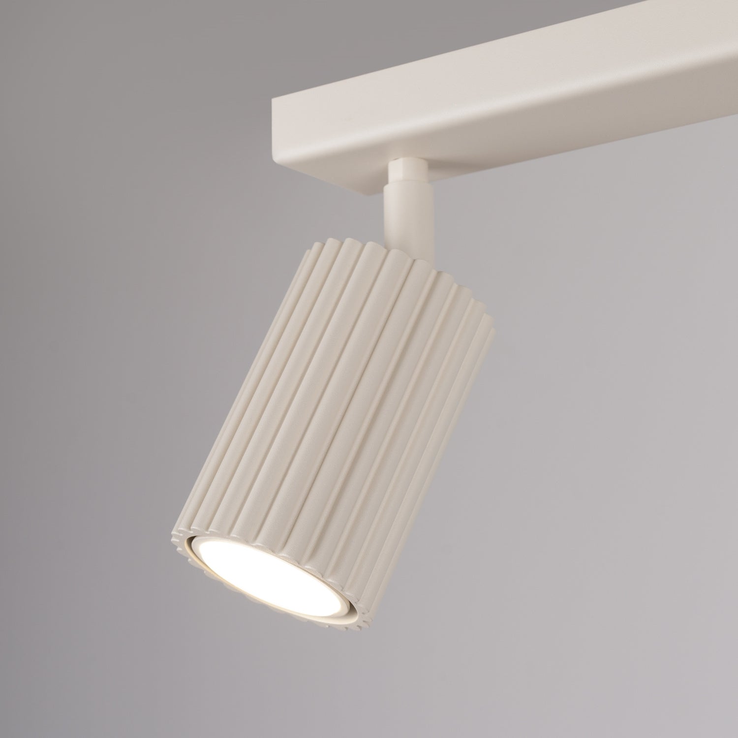 Plafonnier Karbon 2 spots barre beige dans un intérieur