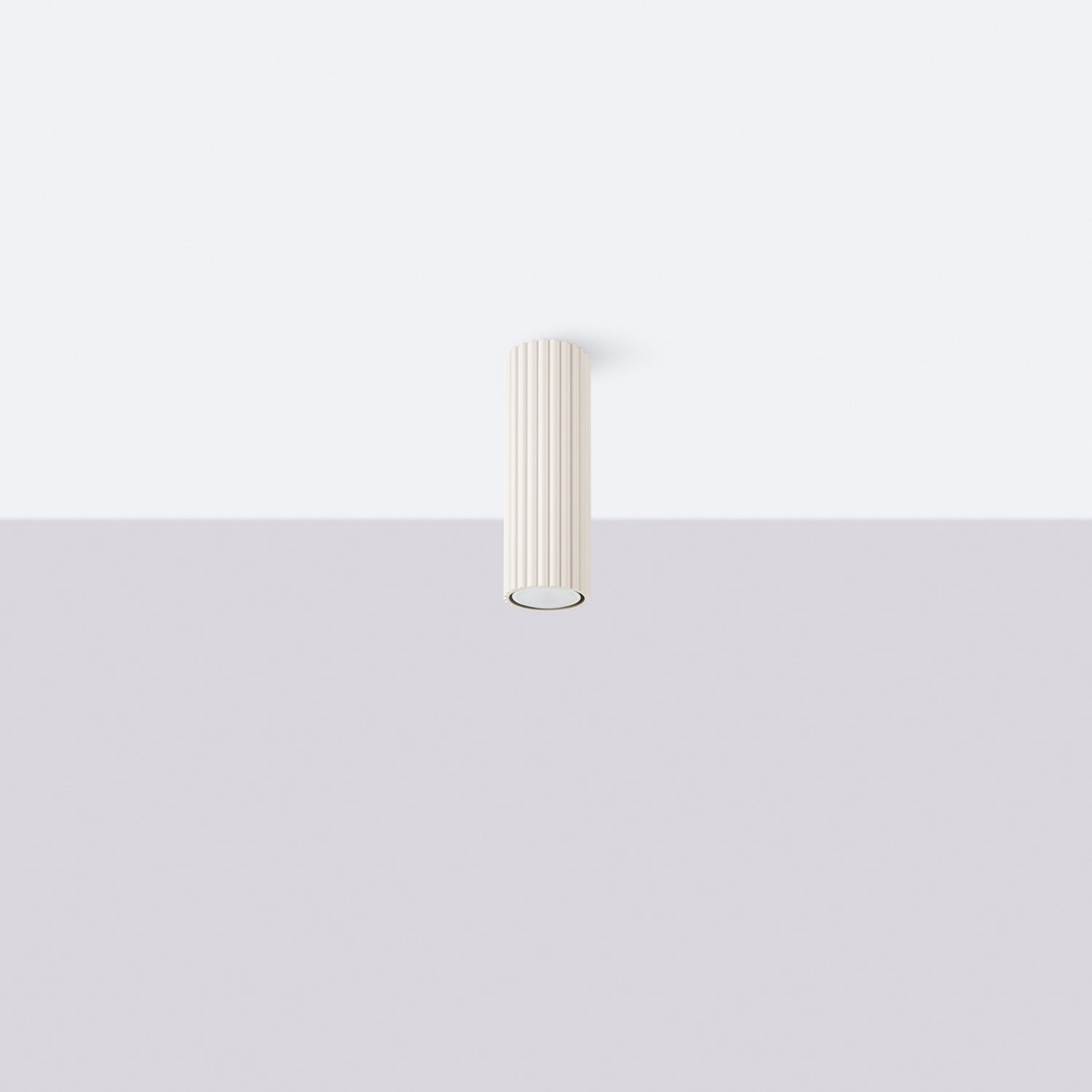 Plafonnier Karbon 20 tube cannelé beige installé au plafond