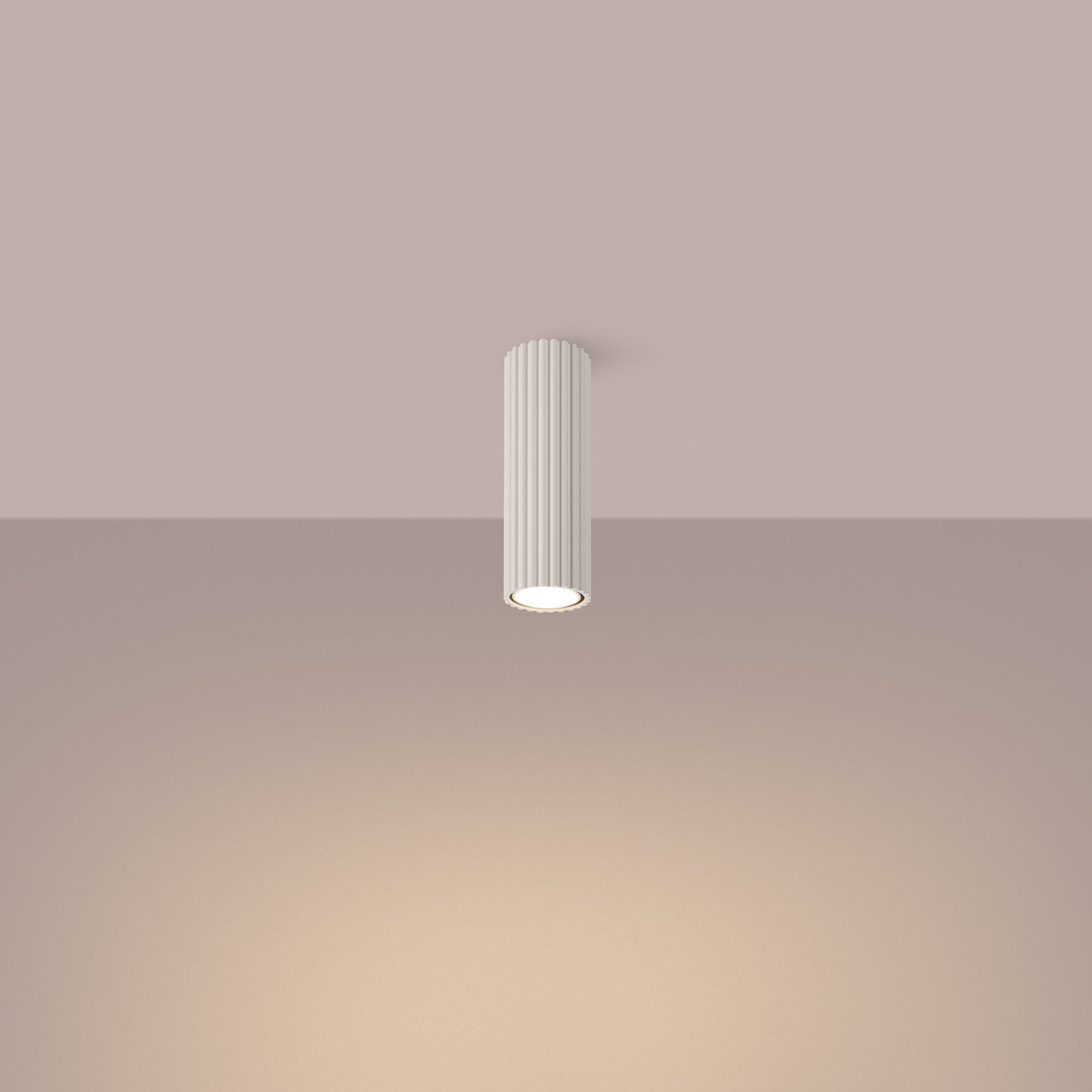 Plafonnier Karbon 20 tube cannelé beige allumé, faisceau dirigé vers le bas