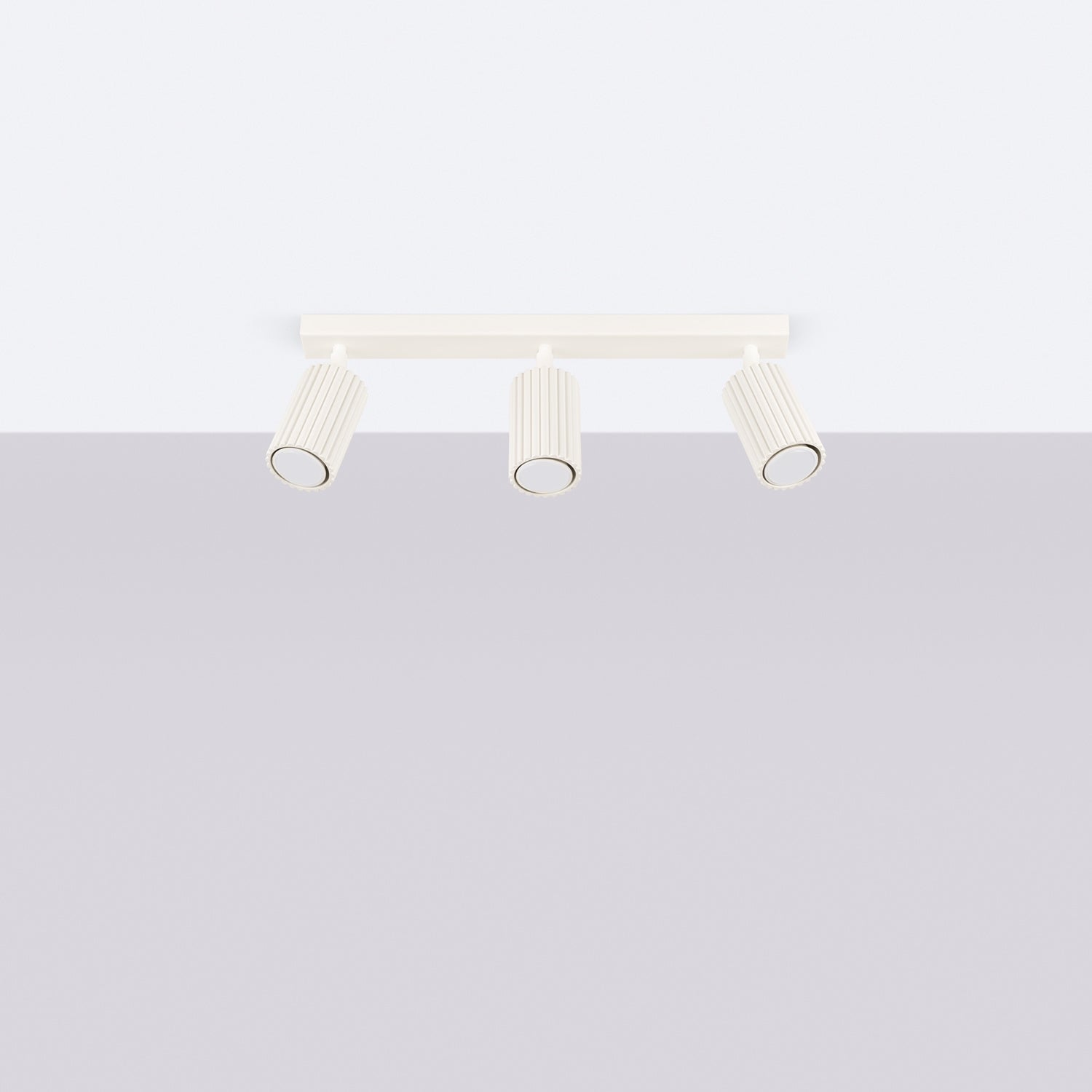 Plafonnier Karbon 3 spots barre beige installé au plafond