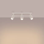 Plafonnier Karbon 3 spots barre beige allumé, trois faisceaux orientés