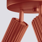 Plafonnier Karbon 3 spots rond aluminium ocre rouge dans un intérieur