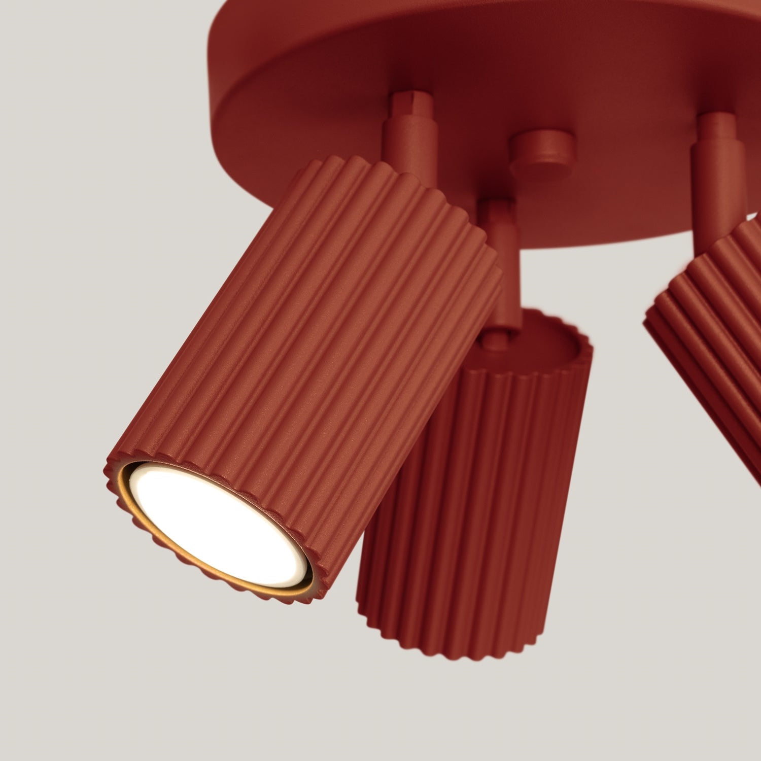 Plafonnier Karbon 3 spots rond aluminium ocre rouge, vue rapprochée