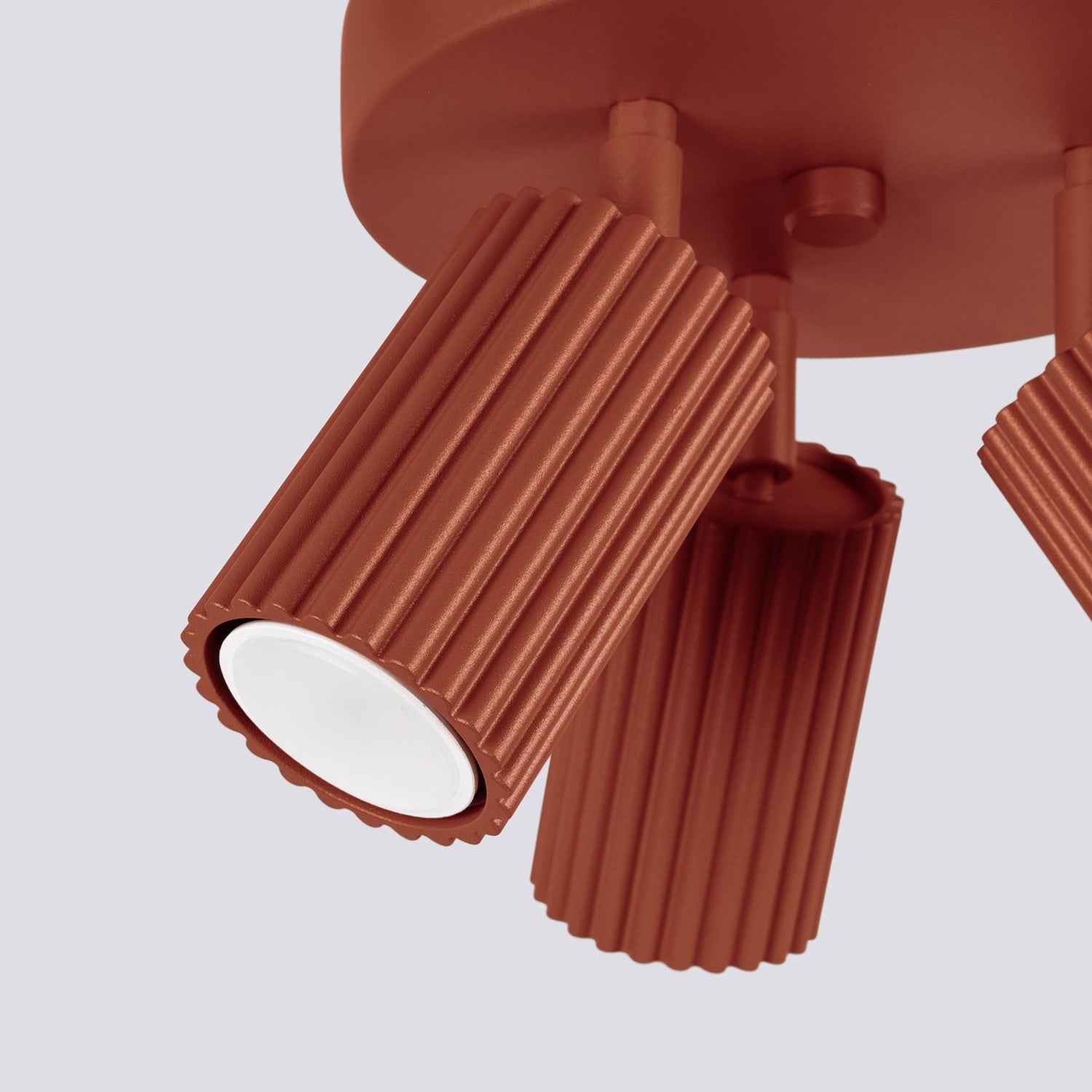 Plafonnier Karbon 3 spots rond aluminium ocre rouge et sa platine ronde