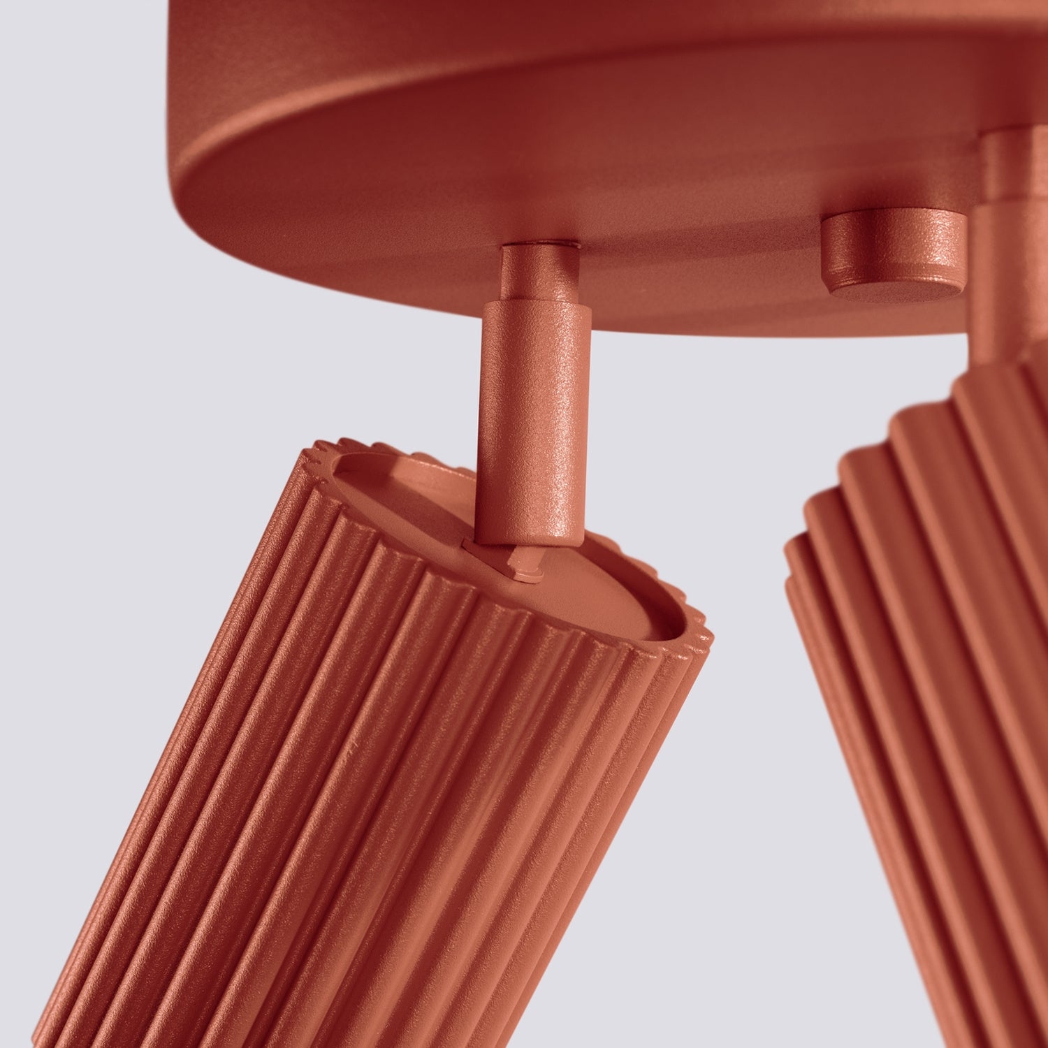 Plafonnier Karbon 3 spots rond aluminium ocre rouge dans un intérieur