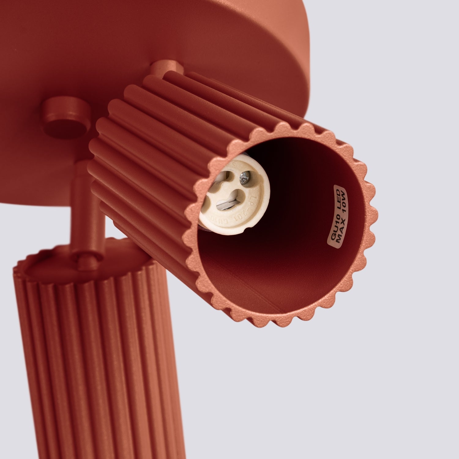 Plafonnier Karbon 3 spots rond aluminium ocre rouge en situation