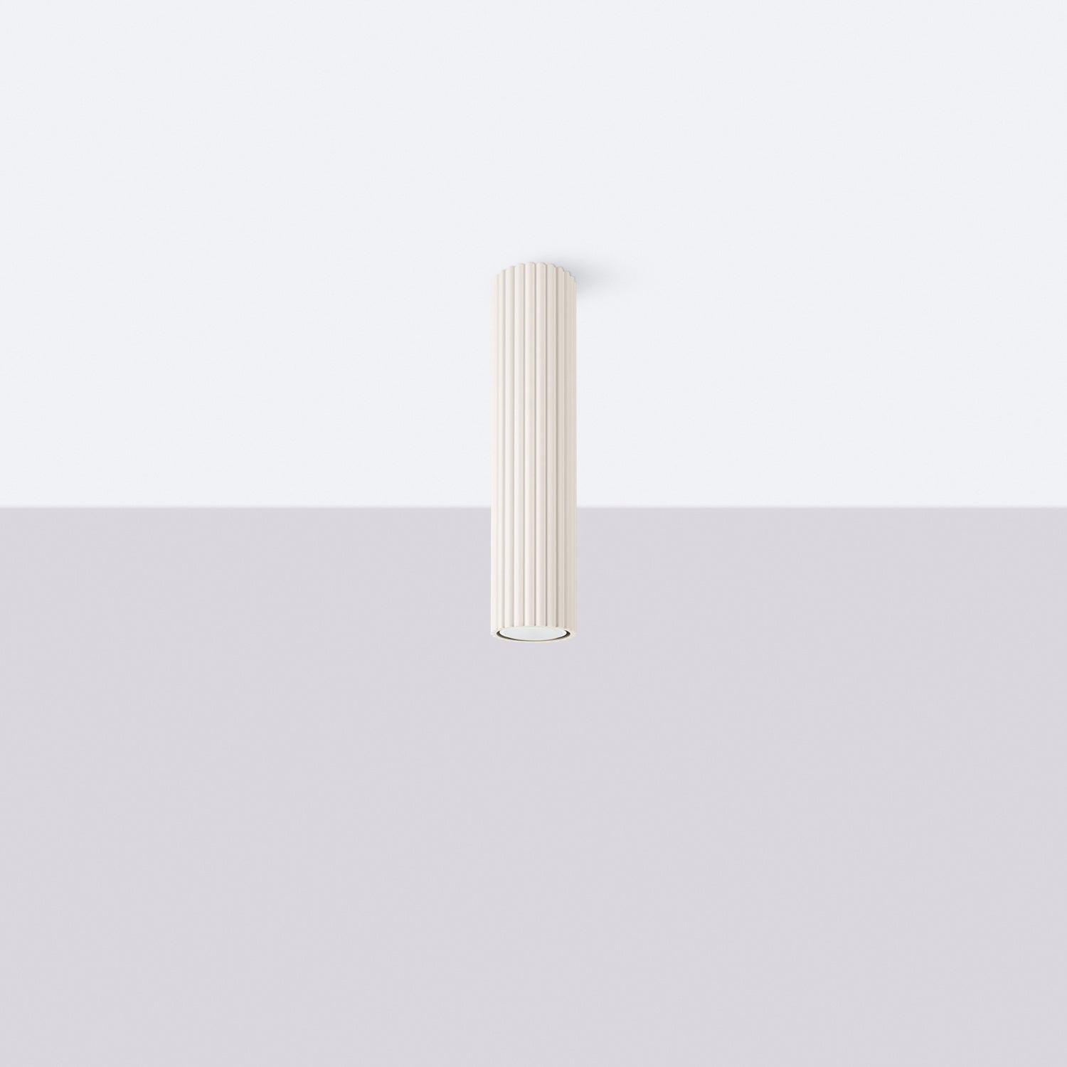 Plafonnier Karbon 30 tube cannelé beige installé au plafond