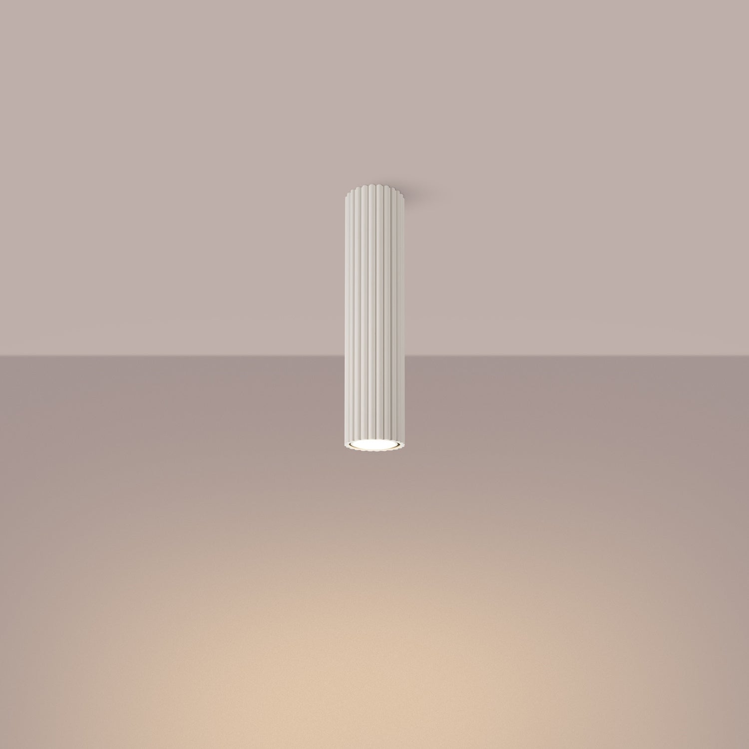 Plafonnier Karbon 30 tube cannelé beige allumé, faisceau dirigé vers le bas