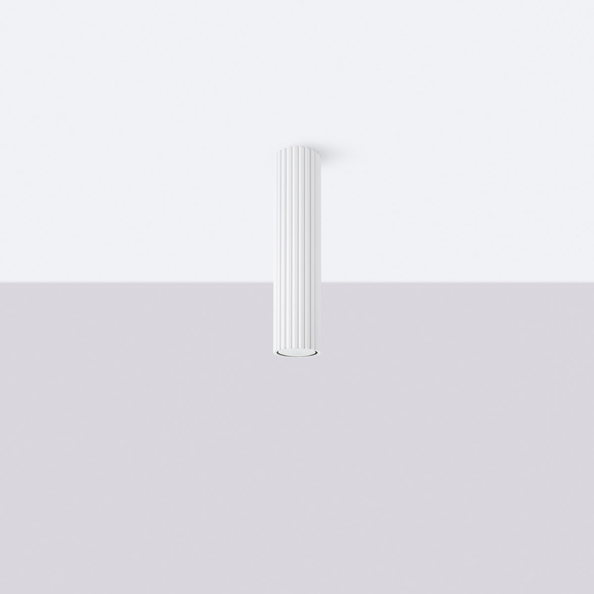 Plafonnier Karbon 30 tube cannelé blanc installé au plafond