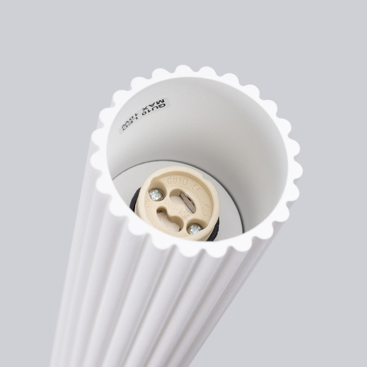 Plafonnier Karbon 30 tube cannelé blanc, vue rapprochée