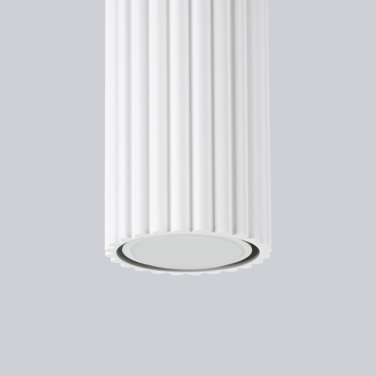 Plafonnier Karbon 30 tube cannelé blanc et sa fixation