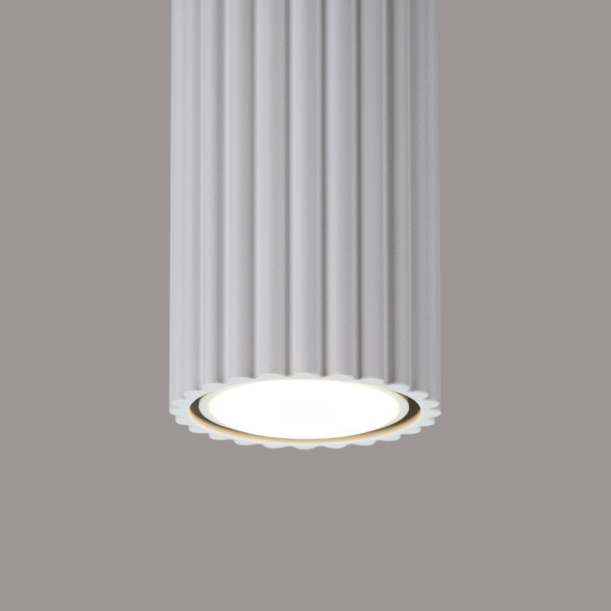 Plafonnier Karbon 30 tube cannelé blanc dans un intérieur