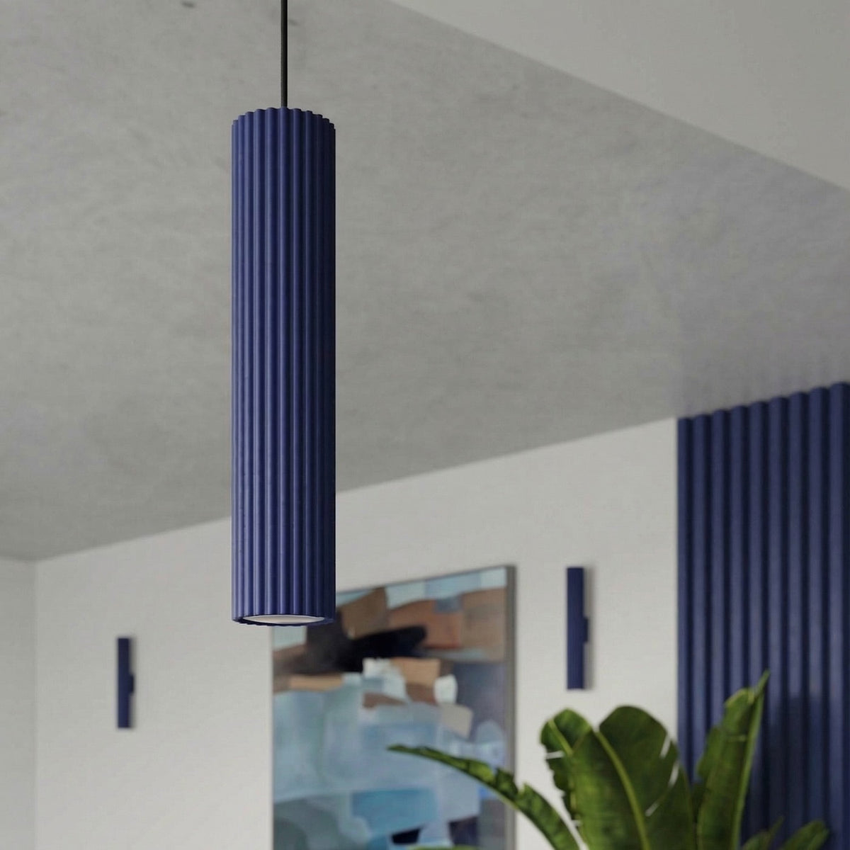 Plafonnier Karbon 30 tube cannelé bleu outremer dans un intérieur