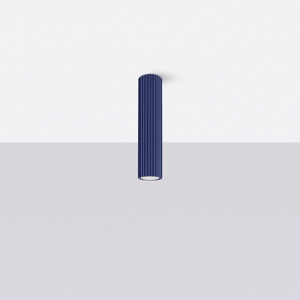 Plafonnier Karbon 30 tube cannelé bleu outremer installé au plafond