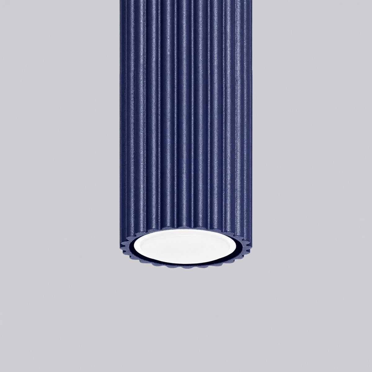 Détail des cannelures du plafonnier Karbon 30 bleu outremer