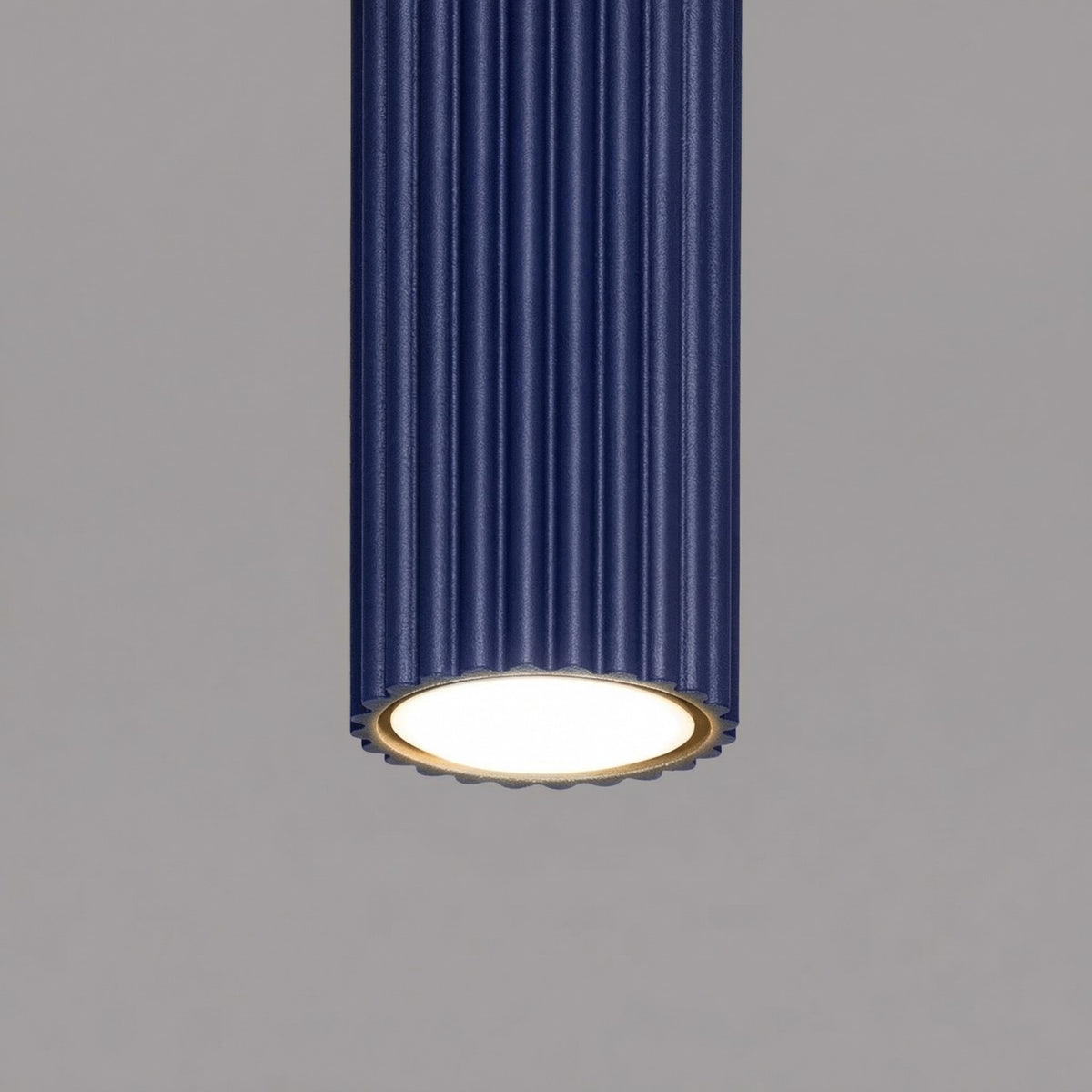 Plafonnier Karbon 30 tube cannelé bleu outremer, vue rapprochée