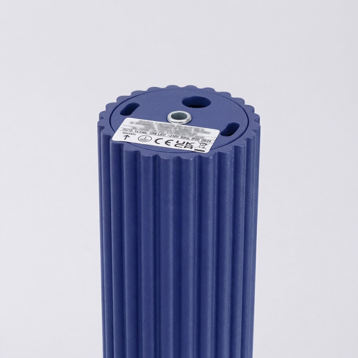 Plafonnier Karbon 30 tube cannelé bleu outremer et sa fixation