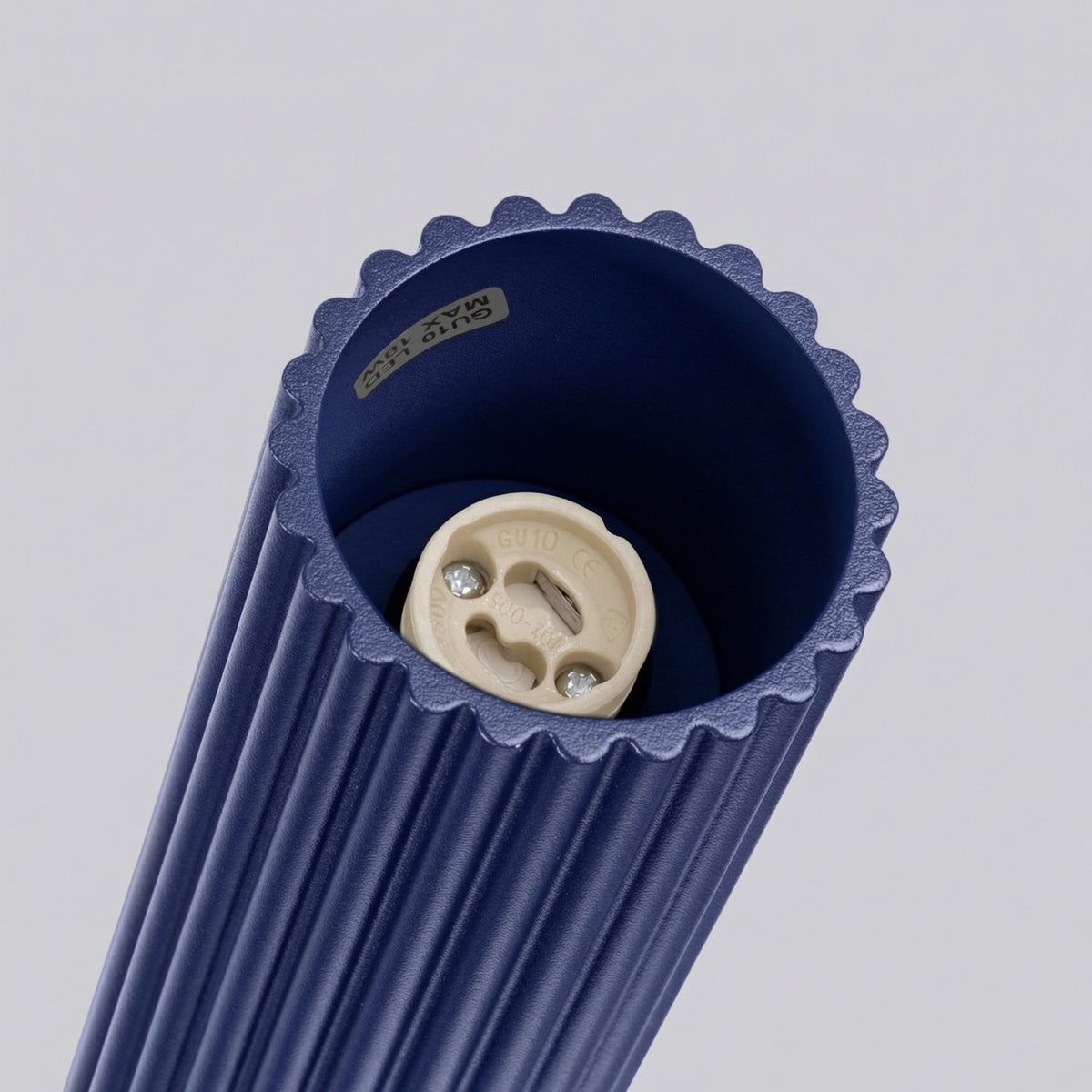Plafonnier Karbon 30 tube cannelé bleu outremer dans un intérieur