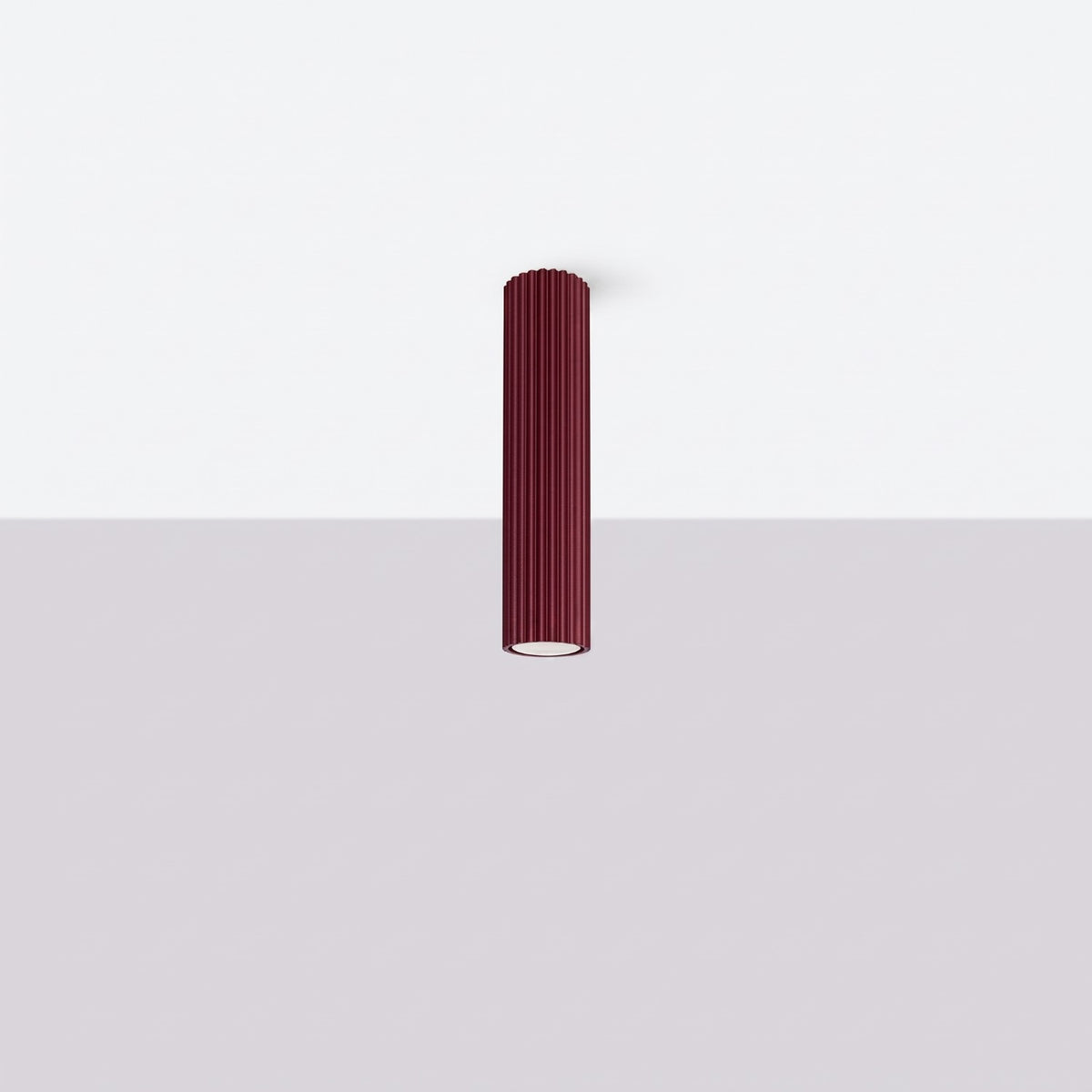 Plafonnier Karbon 30 tube cannelé bordeaux installé au plafond