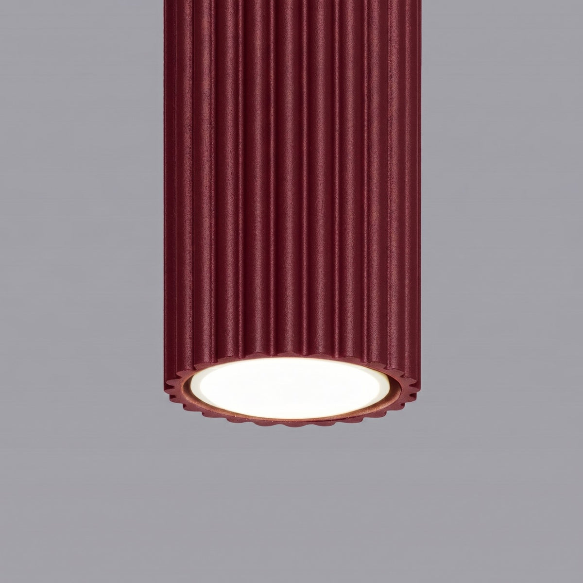 Plafonnier Karbon 30 tube cannelé bordeaux, vue rapprochée