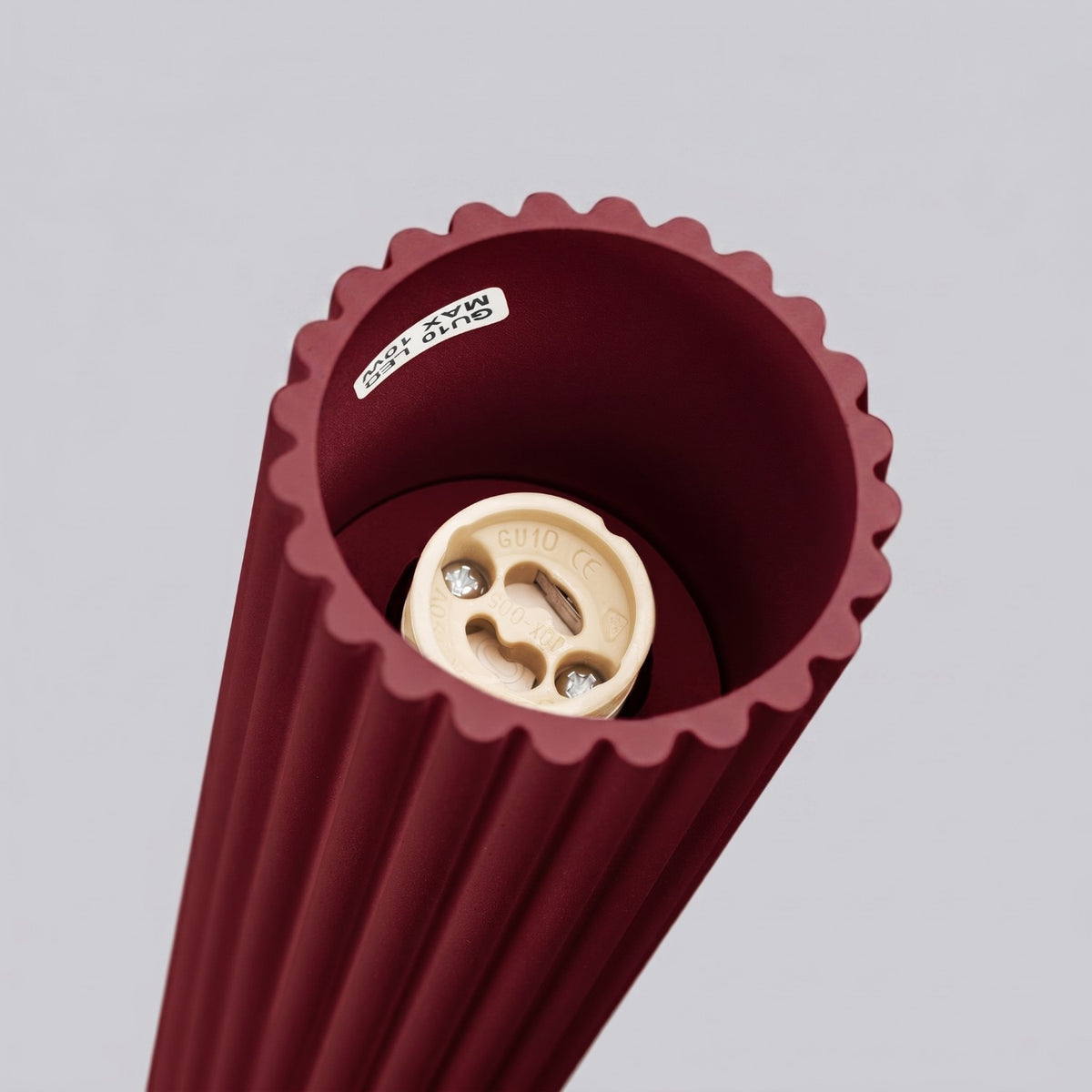 Plafonnier Karbon 30 tube cannelé bordeaux dans un intérieur
