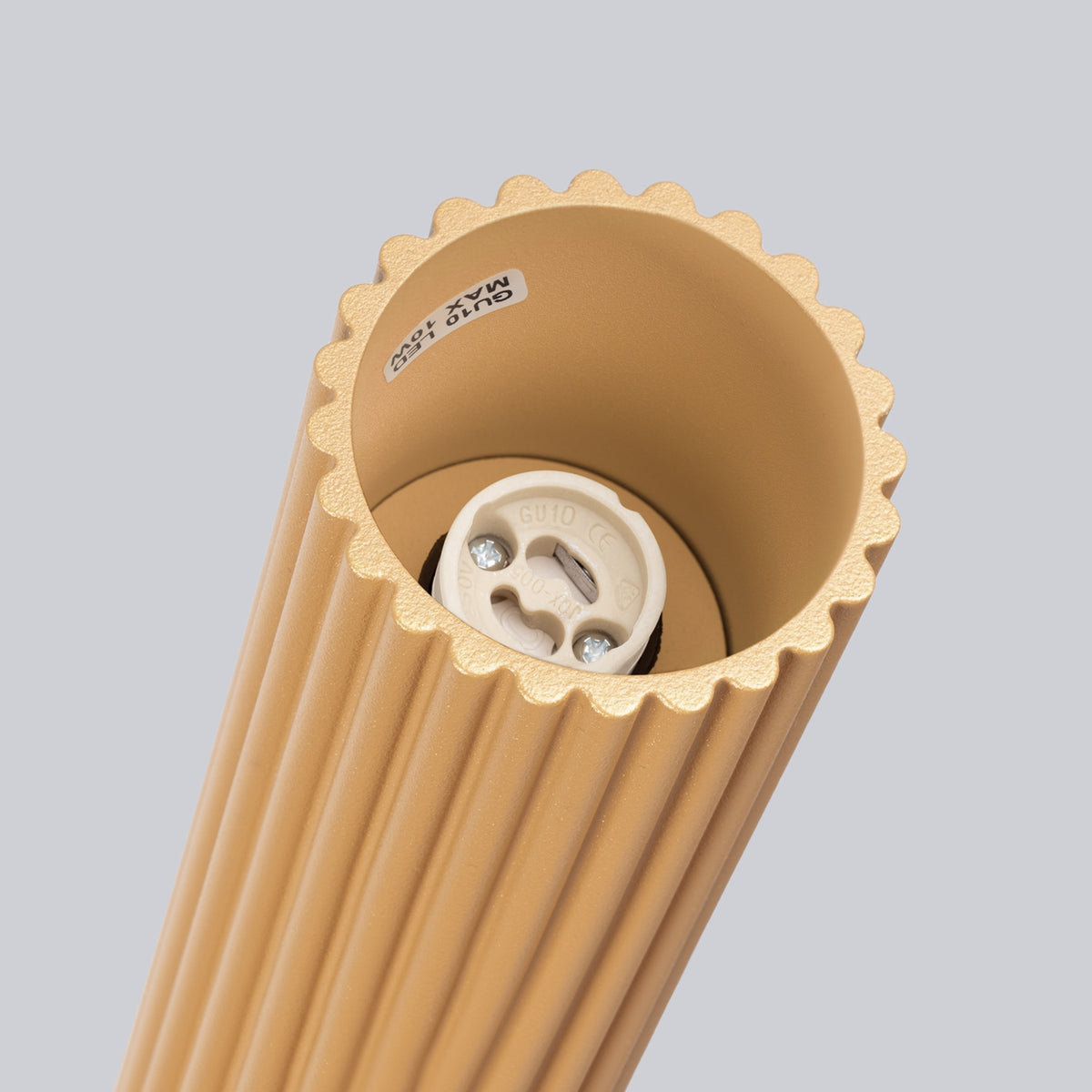 Plafonnier Karbon 30 tube cannelé doré, vue rapprochée