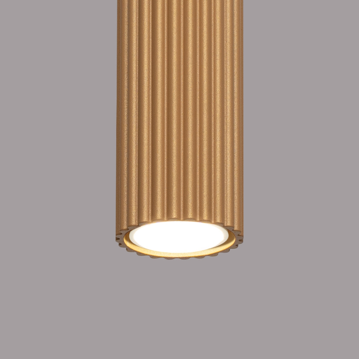 Plafonnier Karbon 30 tube cannelé doré dans un intérieur